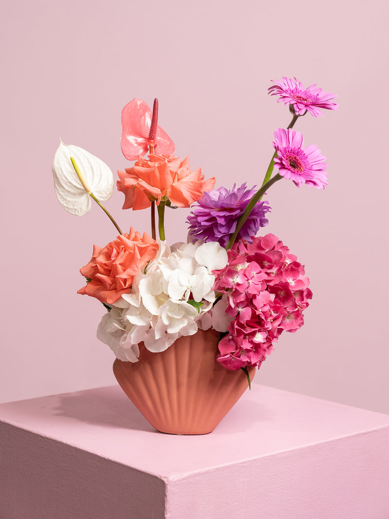 VALENTINE'S & GALENTINE'S DAY: Wink Wink shell vase